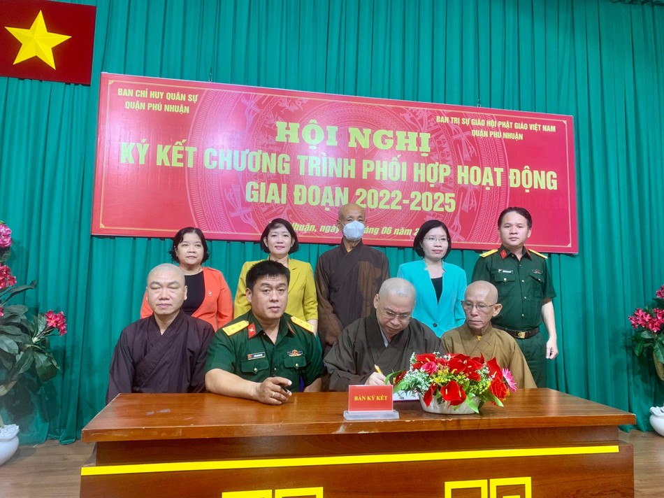 Thượng tọa Thích Minh Nhựt, Trưởng ban Trị sự Phật giáo quận Phú Nhuận ký cam kết với Ban Chỉ huy Quân sự quận Thượng tọa Thích Minh Nhựt, Trưởng ban Trị sự Phật giáo quận Phú Nhuận ký cam kết với Ban Chỉ huy Quân sự quận