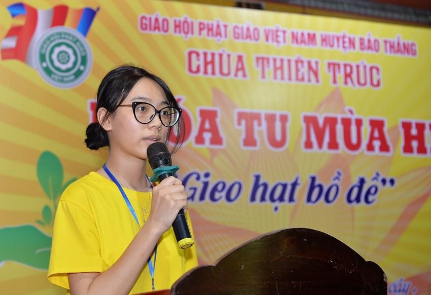 Đại diện các em khóa sinh phát biểu cảm niệm Đại diện các em khóa sinh phát biểu cảm niệm