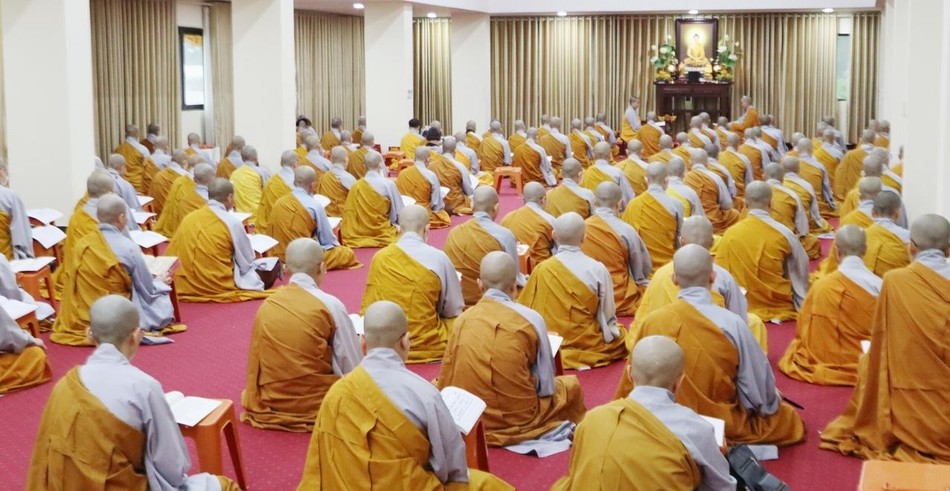 Chư Ni làm lễ bố-tát tại thiền đường 2 Chư Ni làm lễ bố-tát tại thiền đường 2