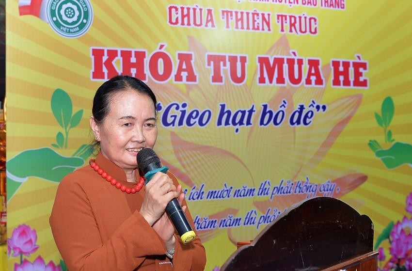 Cư sĩ Diệu Nhân - Nguyễn Thị Xuân Loan phát biểu Cư sĩ Diệu Nhân - Nguyễn Thị Xuân Loan phát biểu