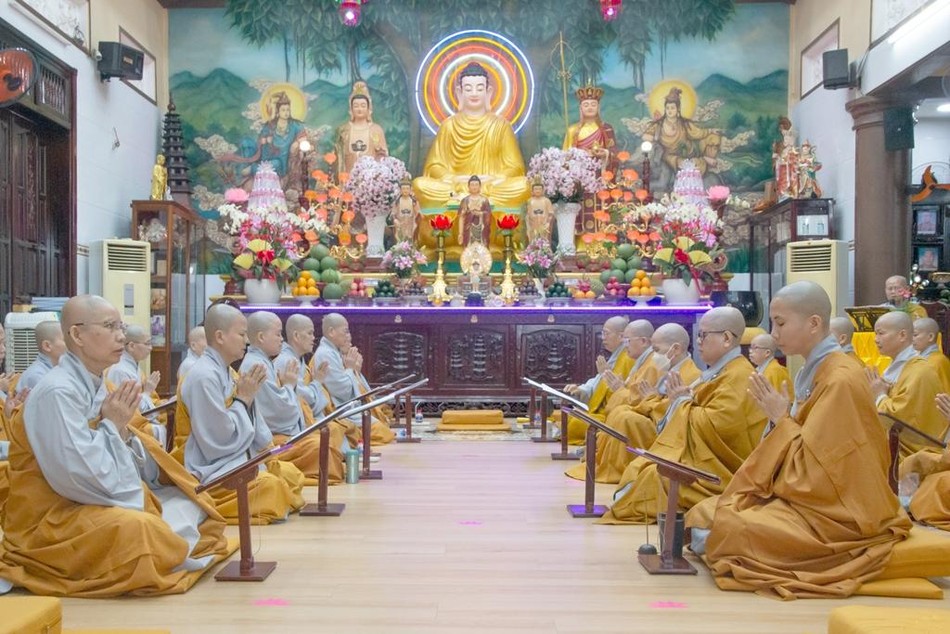 Hành giả trang nghiêm lắng nghe trùng tuyên giới luật Hành giả trang nghiêm lắng nghe trùng tuyên giới luật