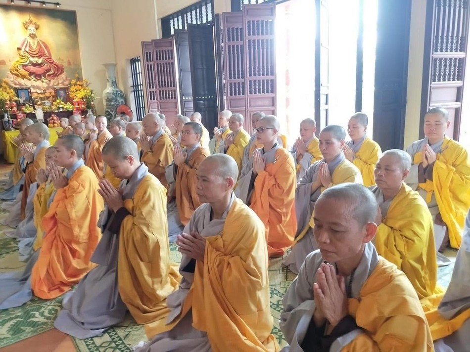 Chư Ni tham dự lễ tại chùa Đống Trúc Chư Ni tham dự lễ tại chùa Đống Trúc