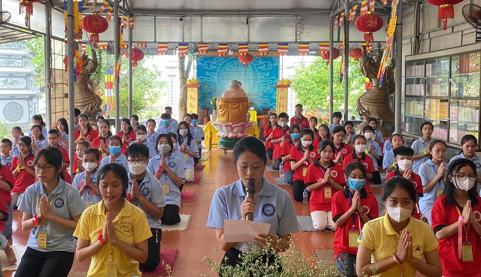 Đại diện các bạn trẻ dâng lời phát nguyện tại khóa tu “Ươm mầm trí tuệ” ở chùa Long Hoa Đại diện các bạn trẻ dâng lời phát nguyện tại khóa tu “Ươm mầm trí tuệ” ở chùa Long Hoa
