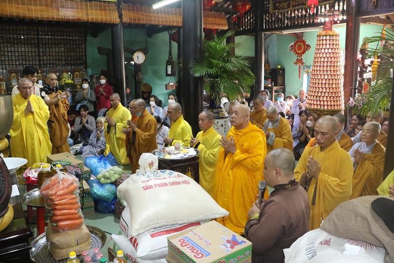 Đoàn dâng hương đảnh lễ Tam bảo Đoàn dâng hương đảnh lễ Tam bảo