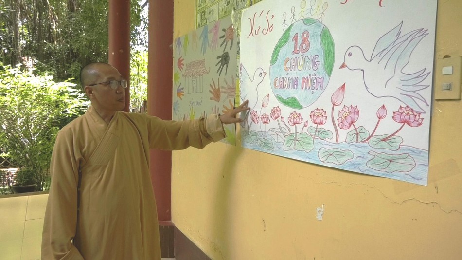Đại đức Thích Phước Huệ xem những bức tranh do các khóa sinh vẽ Đại đức Thích Phước Huệ xem những bức tranh do các khóa sinh vẽ