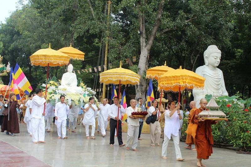 Trang nghiêm lễ rước Phật trong khuôn viên thiền viện Phước Sơn Trang nghiêm lễ rước Phật trong khuôn viên thiền viện Phước Sơn