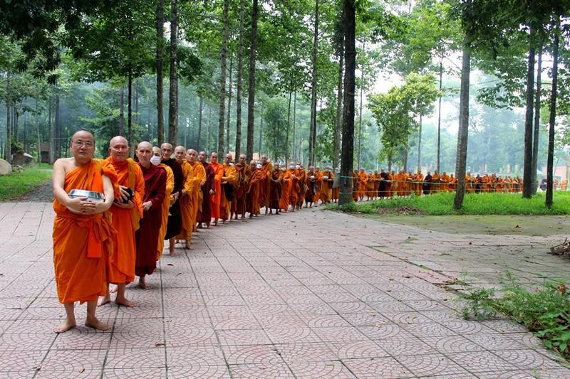 Chư Tăng trì bình khất thực Chư Tăng trì bình khất thực