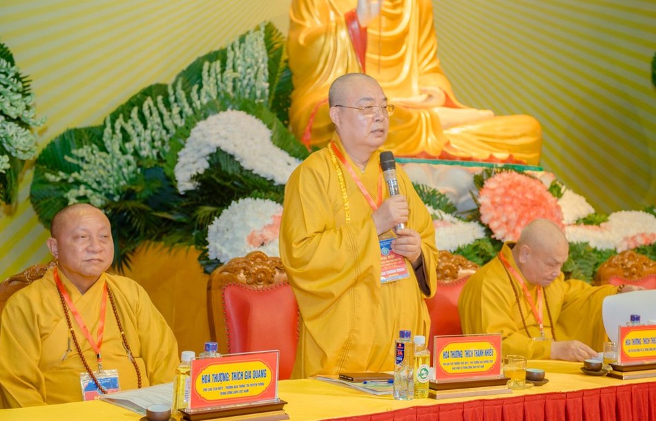 Hòa thượng Thích Thanh Nhiễu lấy ý kiến biểu quyết Hòa thượng Thích Thanh Nhiễu lấy ý kiến biểu quyết