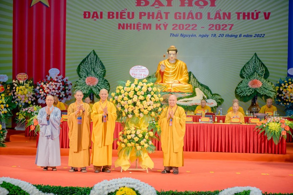 Thượng tọa Thích Thanh Phong thay mặt Ban Trị sự Phật giáo các tỉnh, thành phố tặng hoa chúc mừng đại hội Thượng tọa Thích Thanh Phong thay mặt Ban Trị sự Phật giáo các tỉnh, thành phố tặng hoa chúc mừng đại hội