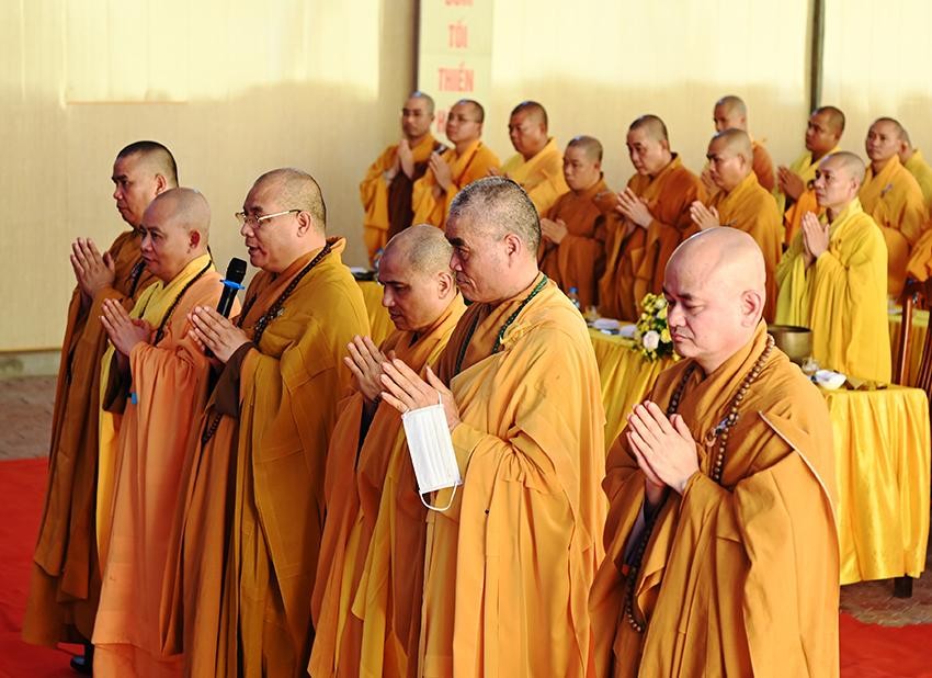 Đại diện Ban Chức sự hạ trường và chư hành giả an cư dâng lời tác bạch