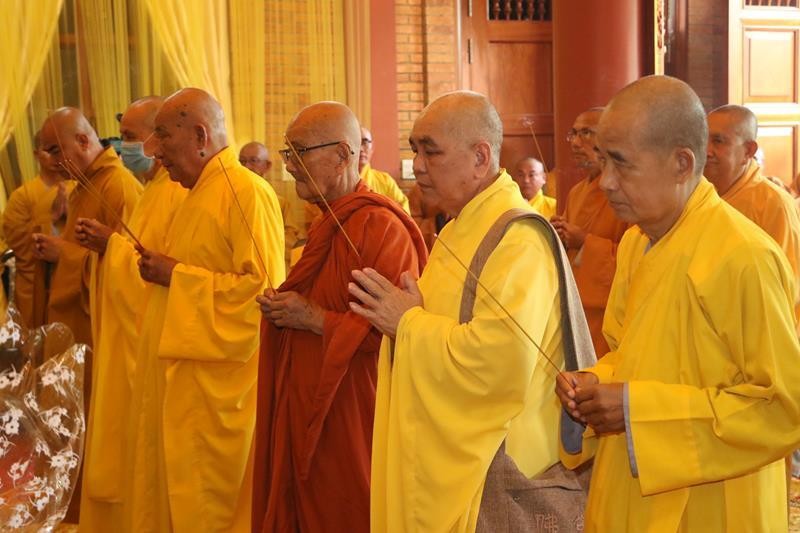 Chư tôn đức dâng hương tưởng niệm Chư tôn đức dâng hương tưởng niệm