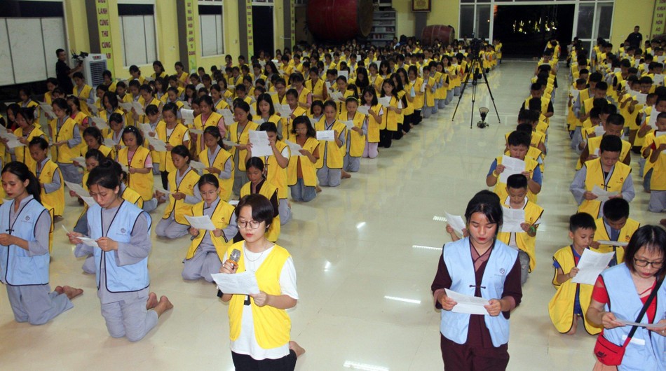 Đại diện các bạn trẻ dâng lời phát nguyện Đại diện các bạn trẻ dâng lời phát nguyện