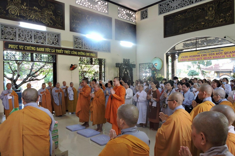 Hòa thượng Minh Hóa thay mặt đoàn tác bạch cúng dường