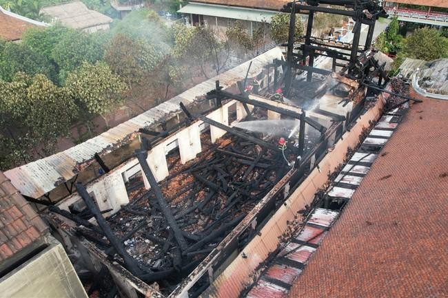 Ngọn lửa bùng lên thiêu rụi toàn bộ 7 gian nhà gỗ và nhiều nội thất, kinh sách Ngọn lửa bùng lên thiêu rụi toàn bộ 7 gian nhà gỗ và nhiều nội thất, kinh sách