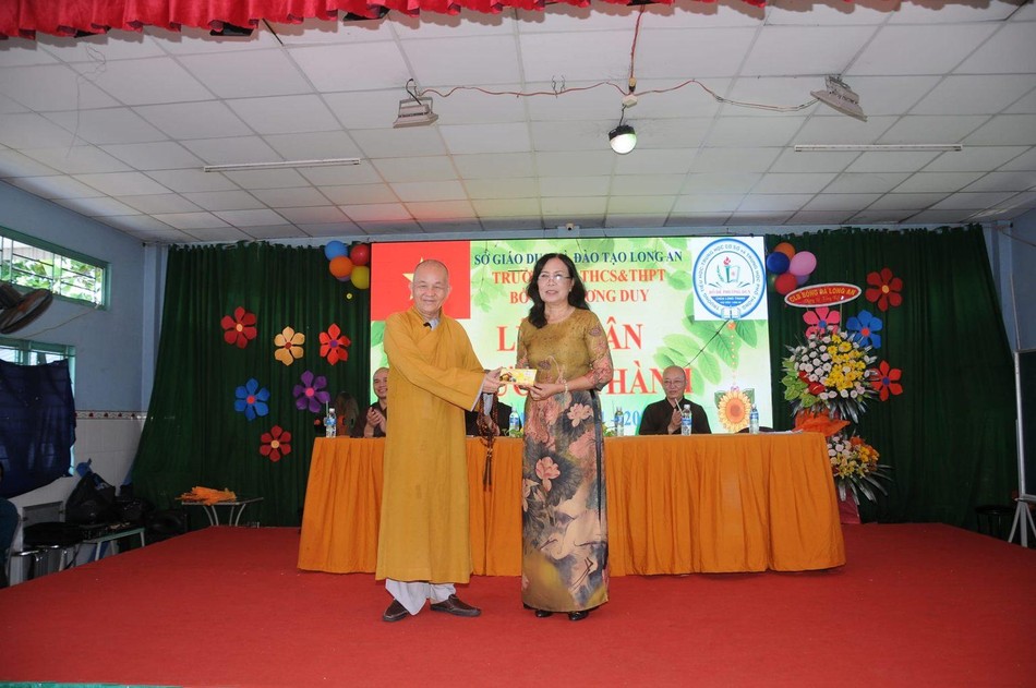 Hòa thượng Thích Minh Thiện trao tịnh tài đến đại diện Ban Giám hiệu nhà trường Hòa thượng Thích Minh Thiện trao tịnh tài đến đại diện Ban Giám hiệu nhà trường