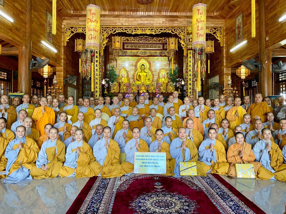 Chụp ảnh lưu niệm tại hạ trường chùa Long Hưng (tỉnh Quảng Trị)