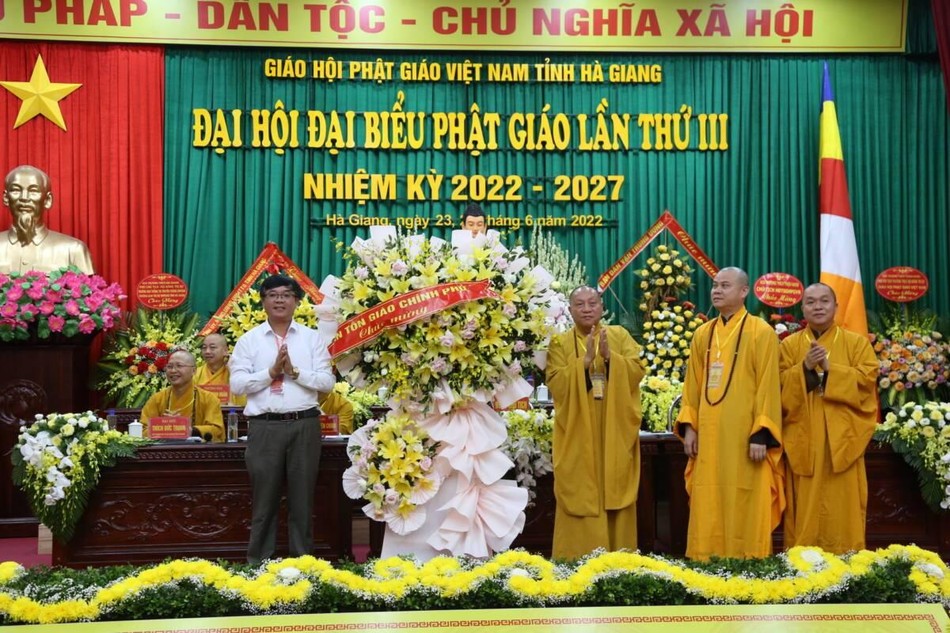 Đại diện Ban Tôn giáo Chính phủ tặng hoa chúc mừng đại hội Đại diện Ban Tôn giáo Chính phủ tặng hoa chúc mừng đại hội