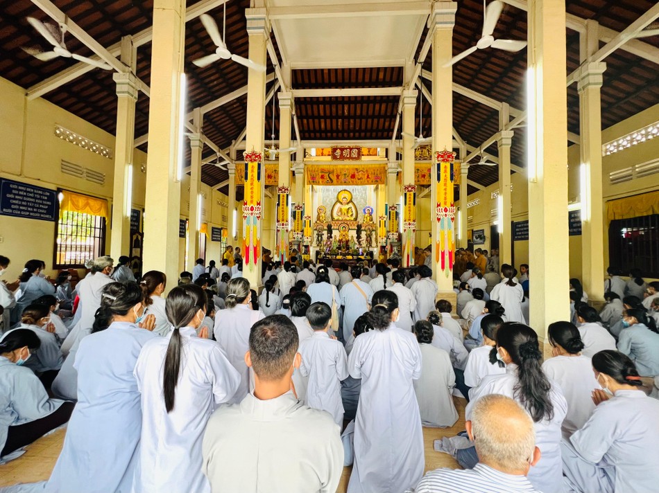 Đông đảo Phật tử tham dự buổi cúng dường trường hạ