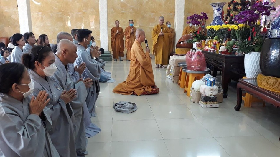Thượng tọa Thích Phước Thành cùng các Phật tử lễ Phật tại chùa Tuyền Lâm (quận 6, TP.HCM)