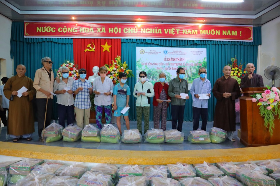 Tặng quà đến Hội người khiếm thị tại địa phương Tặng quà đến Hội người khiếm thị tại địa phương