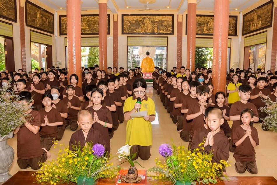 Đại diện các khóa sinh dâng lời phát nguyện