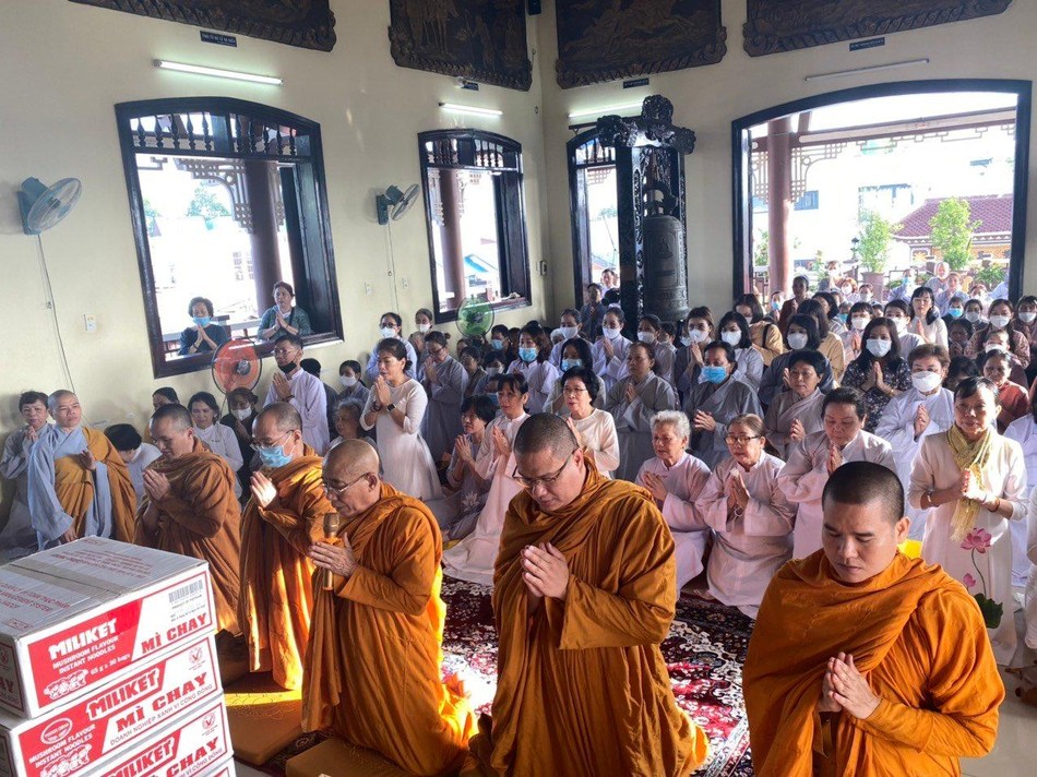 Hòa thượng Minh Lộc đại diện đoàn tác bạch cúng dường Hòa thượng Minh Lộc đại diện đoàn tác bạch cúng dường