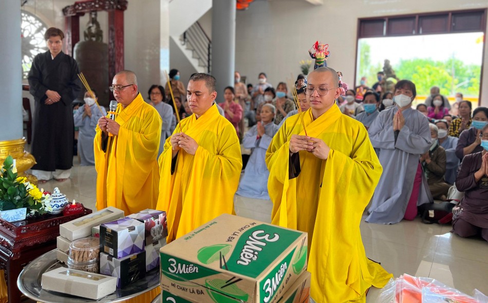 Chư Tăng niêm hương đảnh lễ Tam Bảo Chư Tăng niêm hương đảnh lễ Tam Bảo