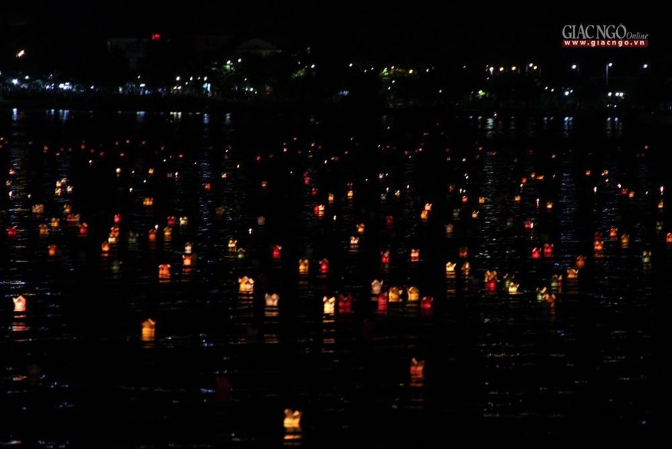 20 nghìn hoa đăng được thả trên sông Hương 20 nghìn hoa đăng được thả trên sông Hương