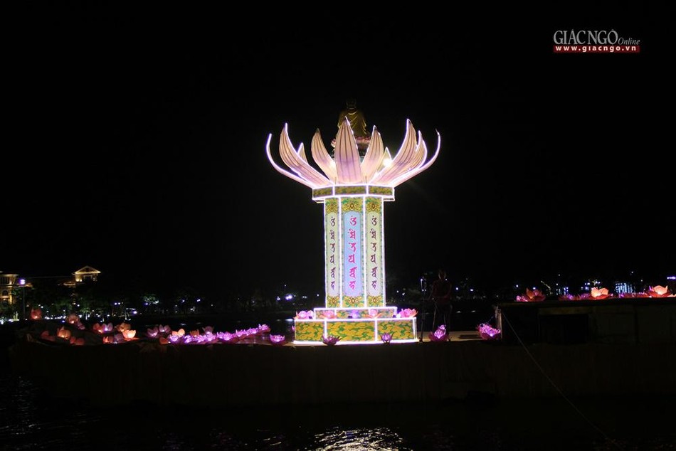 Đài liên đăng được thiết trí trên sông Hương Đài liên đăng được thiết trí trên sông Hương