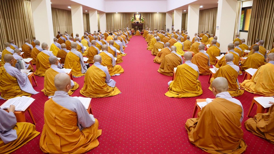 Chư Ni làm lễ bố-tát tại thiền đường 2 Chư Ni làm lễ bố-tát tại thiền đường 2