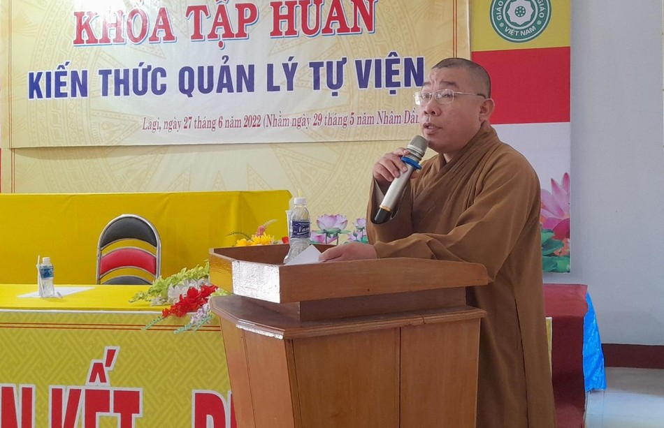 Thượng tọa Thích Pháp Huệ phát biểu cảm ơn trước khi bế mạc khóa tập huấn