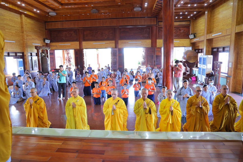 Đại chúng nhiếp tâm cầu nguyện Giác linh cố Hòa thượng Thích Tâm Khai cao đăng Phật quốc