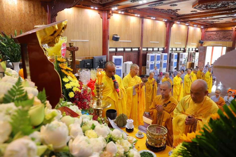 Chư tôn đức thực hiện khóa lễ tụng kinh