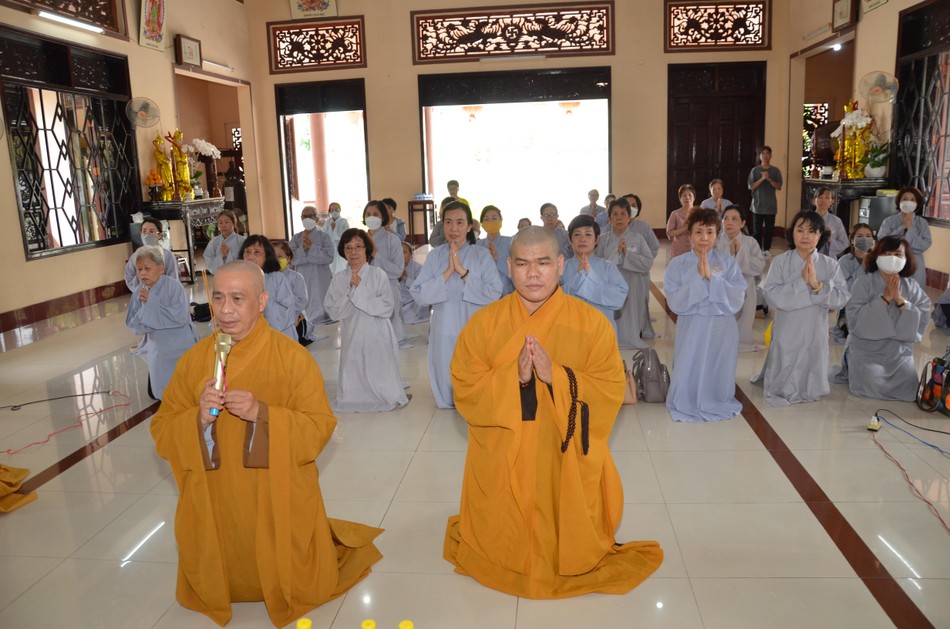 Thượng tọa Thích Tâm Chơn hướng dẫn Phật tử đảnh lễ Tam bảo tại các hạ trường Thượng tọa Thích Tâm Chơn hướng dẫn Phật tử đảnh lễ Tam bảo tại các hạ trường