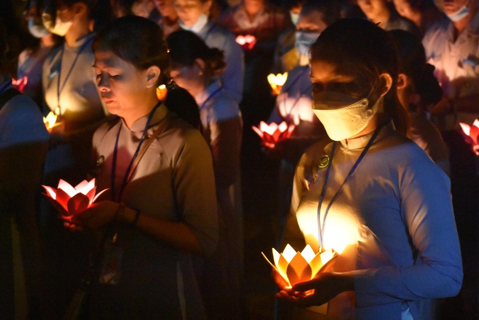Thắp hoa đăng Thắp hoa đăng