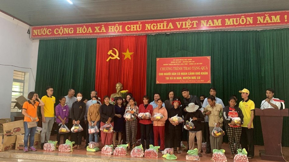 Trao tặng quà tại xã Ia Nan Trao tặng quà tại xã Ia Nan