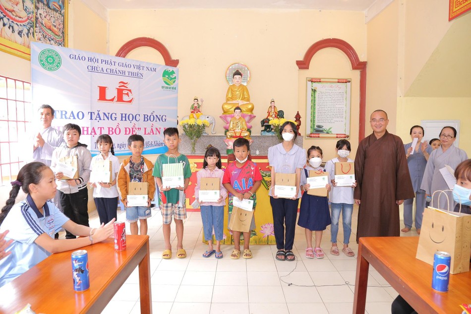 Đại đức Thích Nhật Đạo trao học bổng đến các em Đại đức Thích Nhật Đạo trao học bổng đến các em