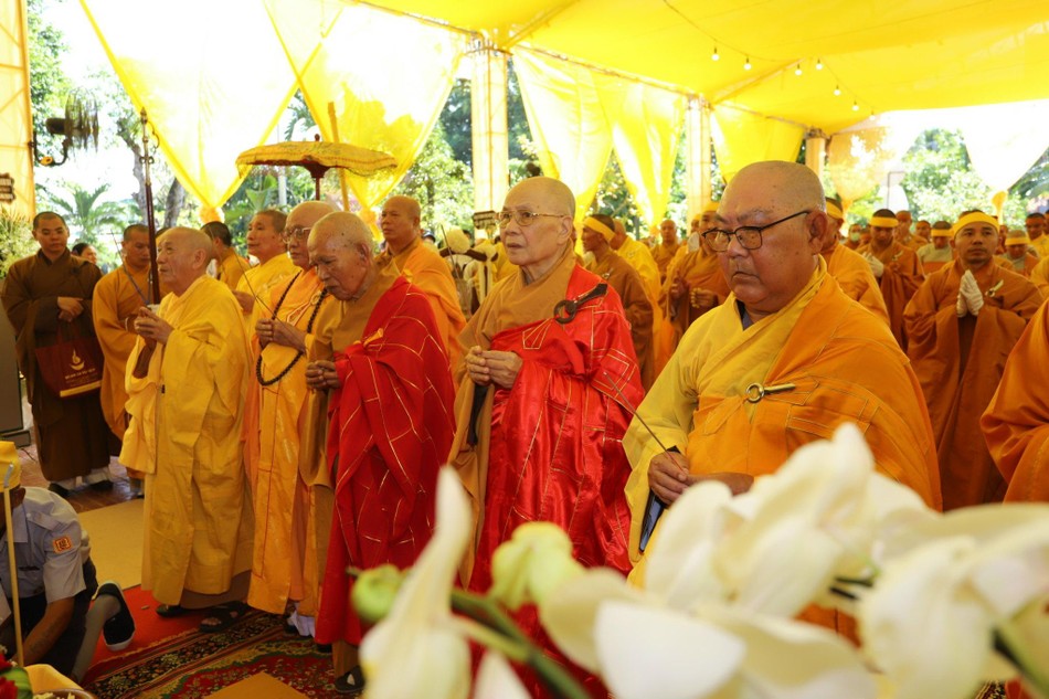 Chư tôn đức dâng hương cầu nguyện