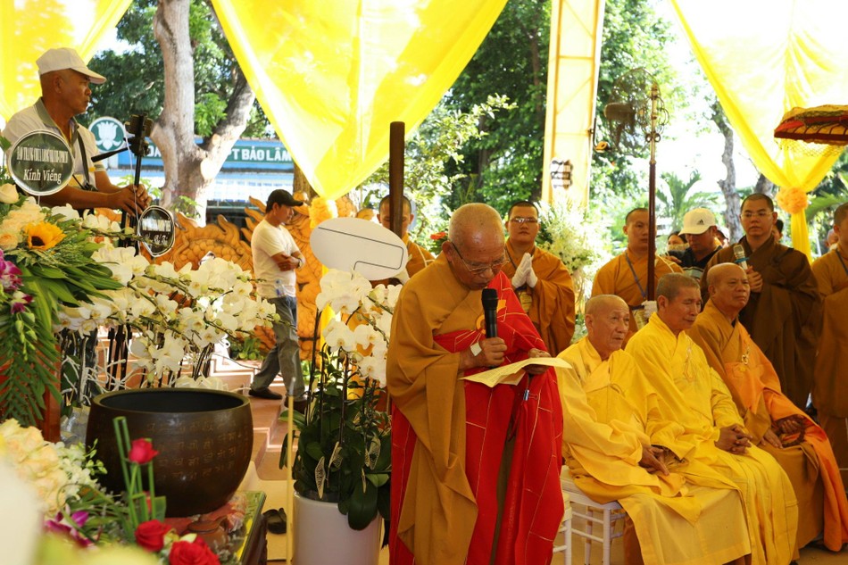 Hòa thượng Thích Đồng Tiến đọc điếu văn