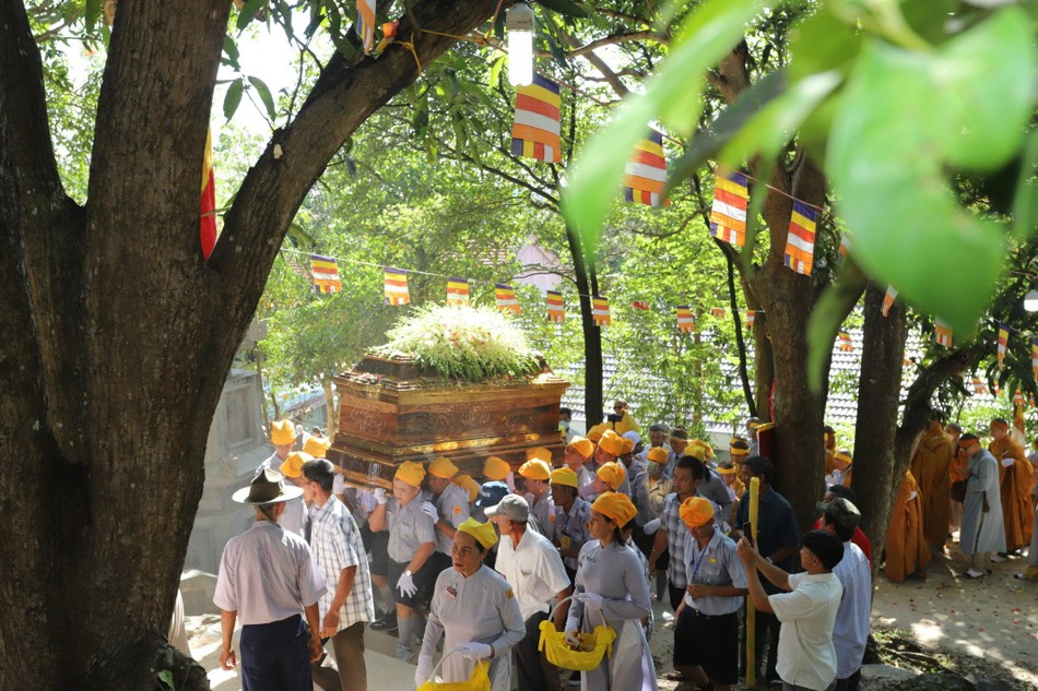 Môn đồ đệ tử phụng tống kim quan người thầy từng gắn bó nơi trú xứ Bảo Lâm