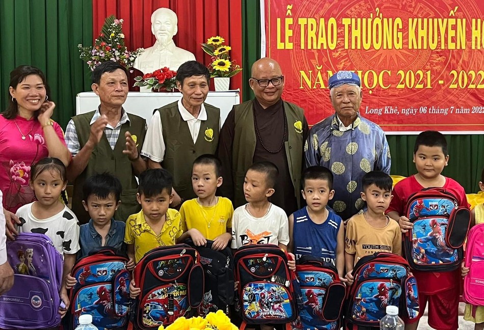 Đại đức Thích Nguyên Quang các thành viên trong đoàn trào học bổng cho các em Đại đức Thích Nguyên Quang các thành viên trong đoàn trào học bổng cho các em