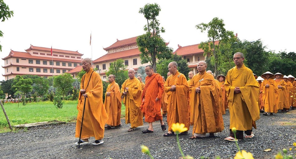 Trưởng lão Hòa thượng Quyền Pháp chủ thiền hành cùng chư Tăng và Tăng Ni trẻ trong khóa huân tu của Học viện Phật giáo VN tại TP.HCM - Ảnh: Ngộ Dũng Trưởng lão Hòa thượng Quyền Pháp chủ thiền hành cùng chư Tăng và Tăng Ni trẻ trong khóa huân tu của Học viện Phật giáo VN tại TP.HCM - Ảnh: Ngộ Dũng