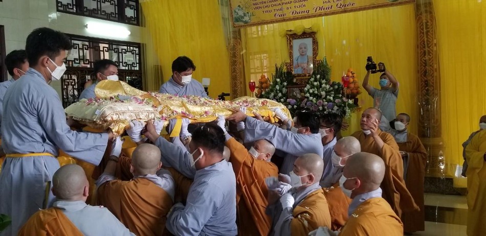 Lễ nhập kim quan tại Giác linh đường chùa Pháp Quang Lễ nhập kim quan tại Giác linh đường chùa Pháp Quang