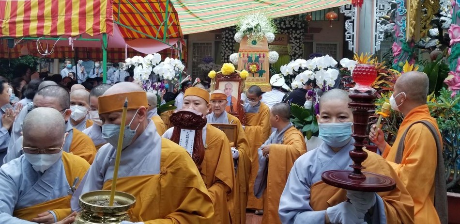 Môn đồ pháp quyến phụng tống kim quan Ni trưởng rời Giác linh đường Môn đồ pháp quyến phụng tống kim quan Ni trưởng rời Giác linh đường