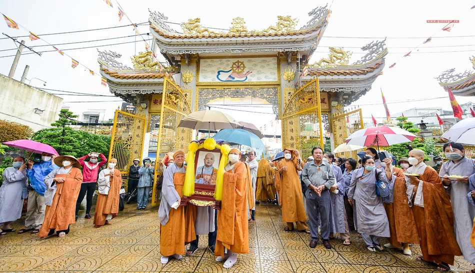 Tiễn đưa Ni trưởng trong buổi chiều mưa Tiễn đưa Ni trưởng trong buổi chiều mưa