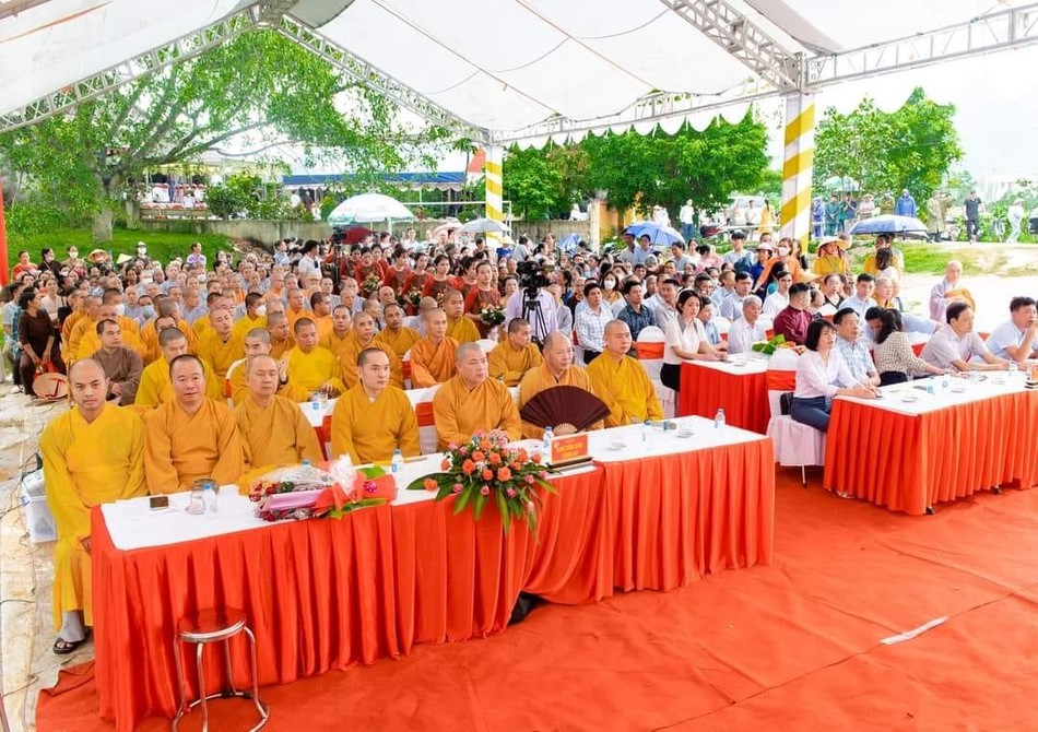 Chư tôn đức, đại biểu chính quyền các cấp dự lễ Chư tôn đức, đại biểu chính quyền các cấp dự lễ