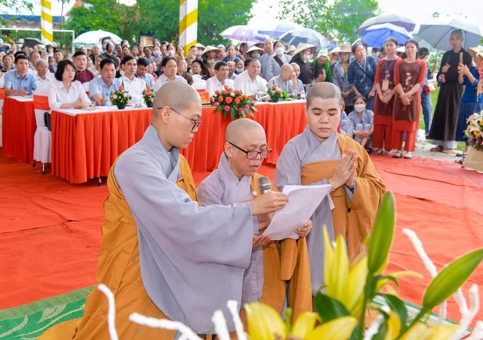 Sư cô Thích nữ Chơn Nhã dâng lời phát nguyện Sư cô Thích nữ Chơn Nhã dâng lời phát nguyện