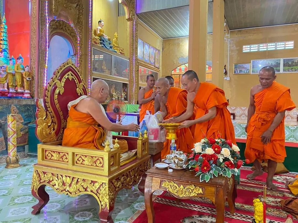 Cúng dường tịnh tài, tịnh vật đến Hòa thượng Thạch Sen Cúng dường tịnh tài, tịnh vật đến Hòa thượng Thạch Sen