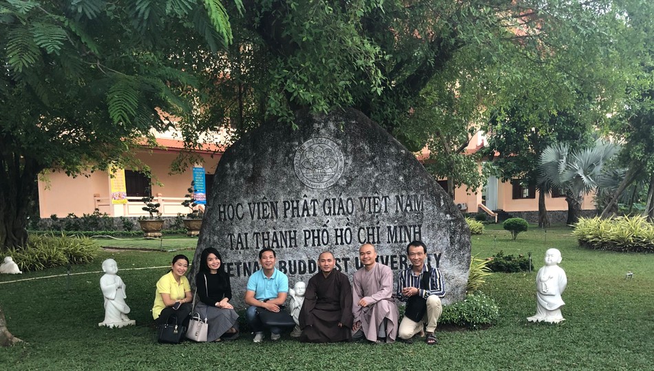 Chị Hạnh Hiếu (thứ hai, trái) và bạn đồng tu học tại Học viện Phật giáo TP.HCM Chị Hạnh Hiếu (thứ hai, trái) và bạn đồng tu học tại Học viện Phật giáo TP.HCM