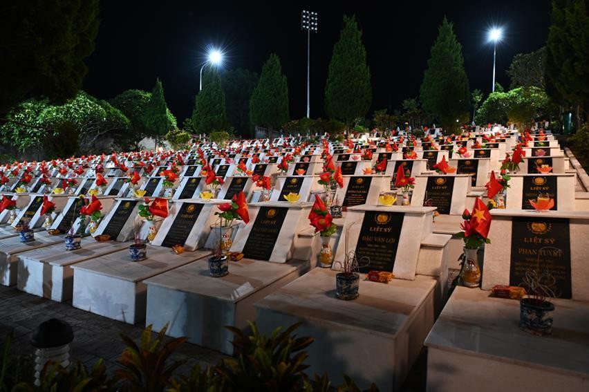 Các ngôi mộ liệt sĩ tại Nghĩa trang Quốc gia Vị Xuyên